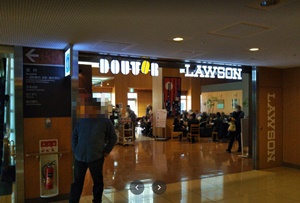 ローソン湘南鎌倉総合病院店・前はフードコート?