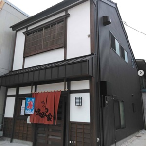 焼きそばカフェ「おわりや(緒和里家)」の外観