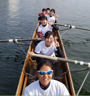 八尾陽夏さん船上で仲間と