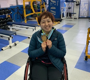 山崎悠麻さんメダルを両手に