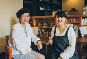 西小山の「小さかった女」を運営：小助川さん（左）・田尻さん（右）