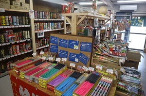 花火専門店「はなびかん」の店内