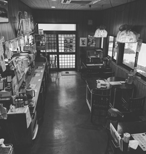 ひるぜん焼きそばのお店・悠悠(ゆうゆう)の店内[なぜかモノクロ]