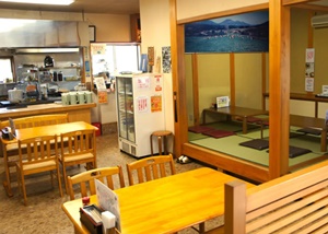 ひるぜん焼きそばのお店・やまな食堂の店内[１階]