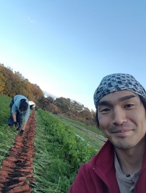 農家民宿の楽屋(らくや)ガッツリ農業体験(写真はにんじん掘り)