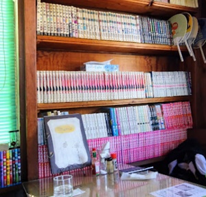 オモウマい喫茶店・ライフの店内のマンガ