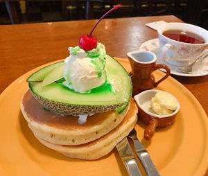 プトーカフェのメニュー・メロンホットケーキ