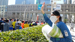 山本悦子さん沿道で